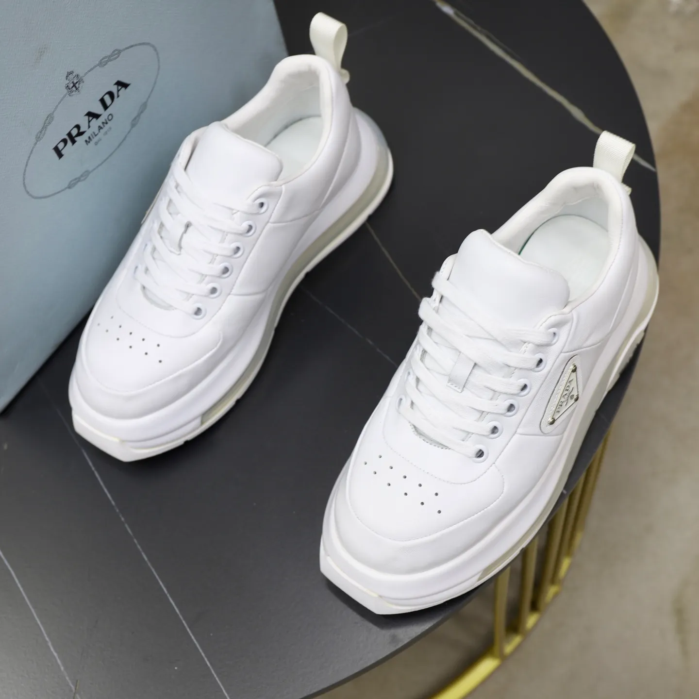 Ex-factory price: 640 💰Prada/Prada Men's casual delivery, using imported cowhide leather upper, Prada triangle logo, lambskin lining, original air cushion bottom, rubber sewing technology, rubber bottom layer, excellent shock absorption effect, comfortable on the feet! Size: 39-44 (45, 46 customized)